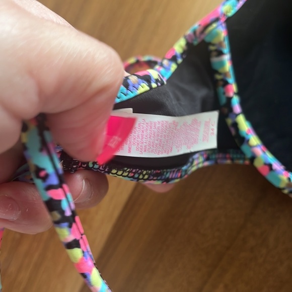 Victoria’s Secrets Bikini Top
34C
Gently used. 
Excellent Condition 
#89A - Picture 2 of 9